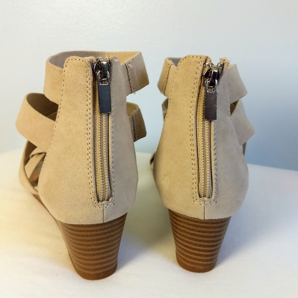 NWOB JustFab 'Ismay' 2-Inch Heel Beige Gladiator Zipper Back Sandals Size 10 - Picture 6 of 7